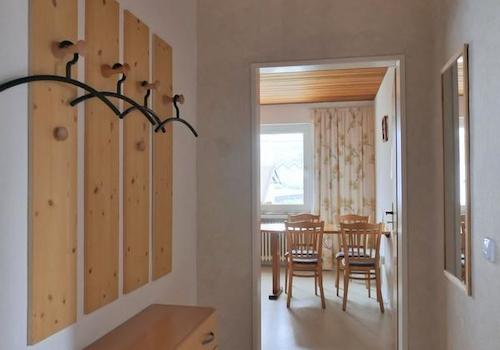 Wohnungsflur mit Garderobe