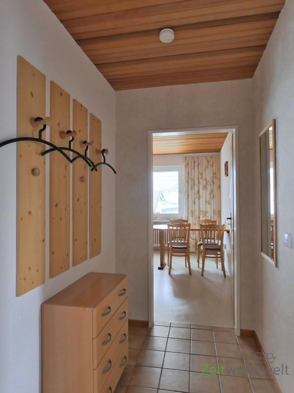 Wohnungsflur mit Garderobe