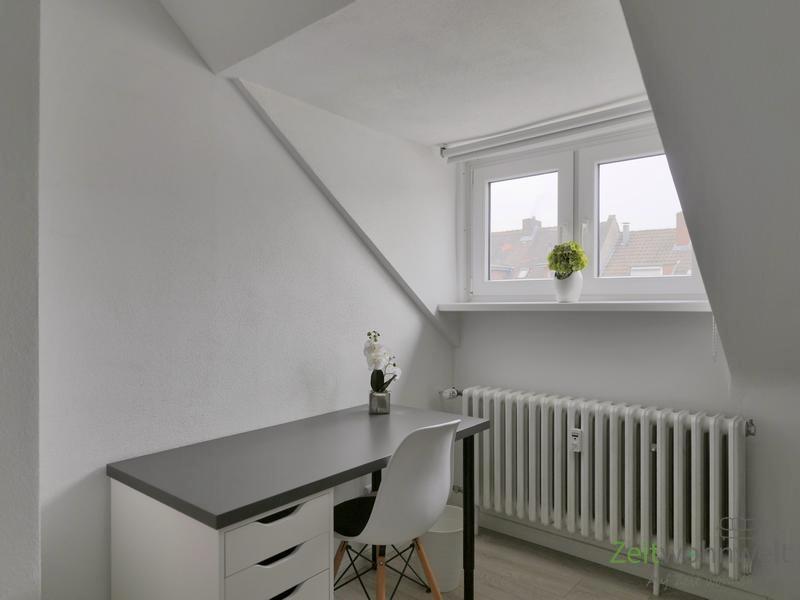 Schreibtisch im dritten Zimmer