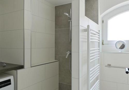 Dusche und Waschmaschine