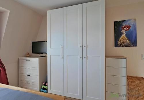 TV und Kleiderschrank