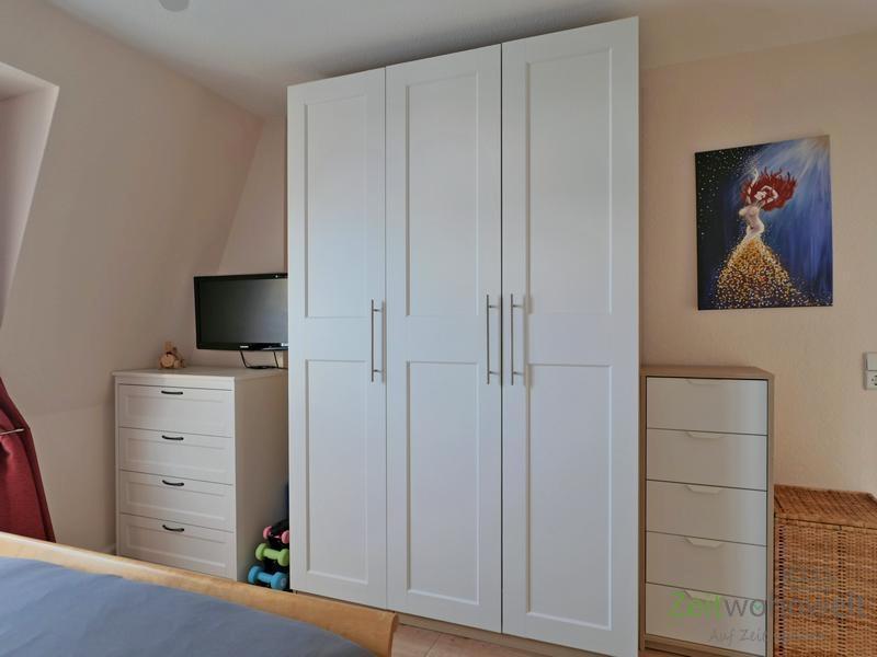 TV und Kleiderschrank