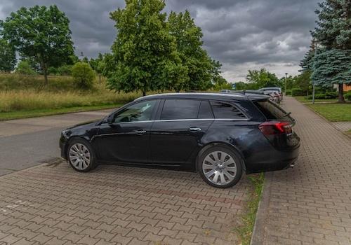eigener Parkplatz(Opel)