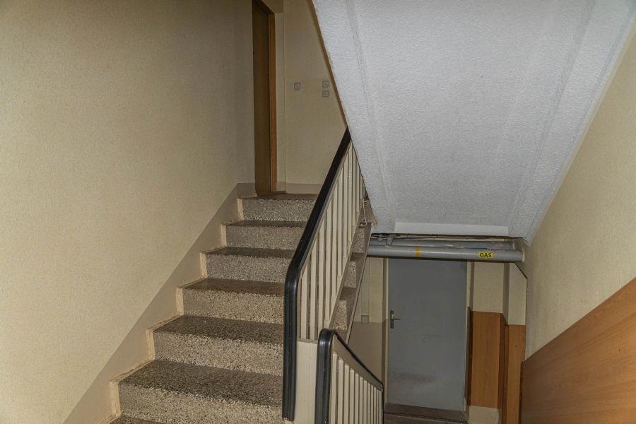 Hausflur und Wohnung links.