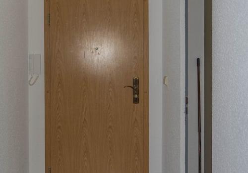 Wohnungstür, rechts Küche