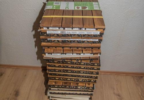 die Holzfliesen für den Balkon