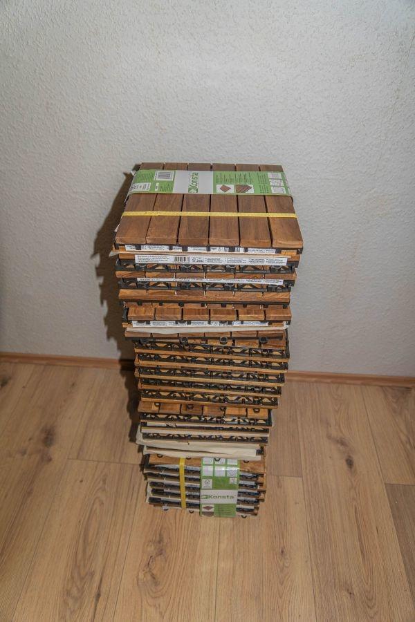 die Holzfliesen für den Balkon