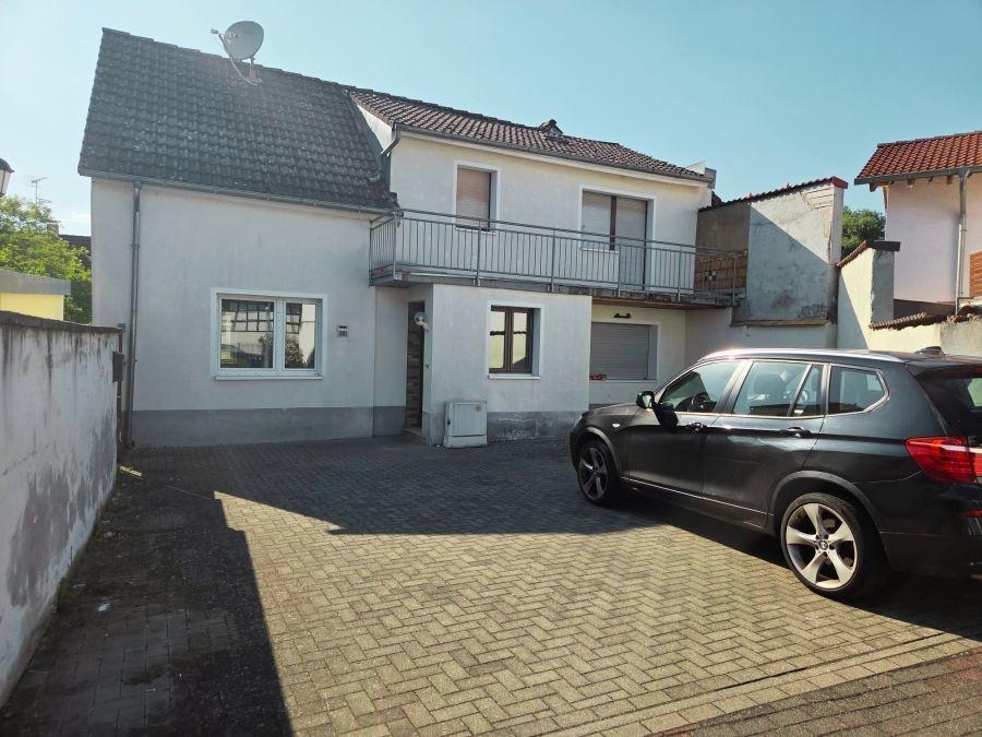 Vorderansicht-Parkplatz