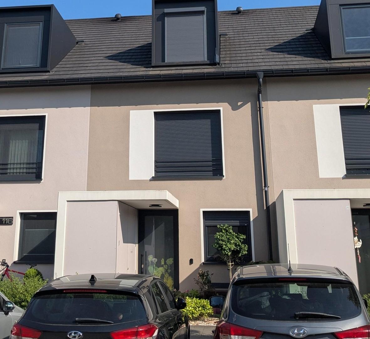 2 Stellplätze vor dem Haus