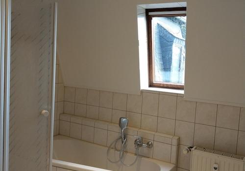 Bad mit Dusche und Wanne