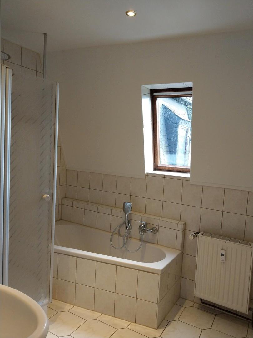 Bad mit Dusche und Wanne