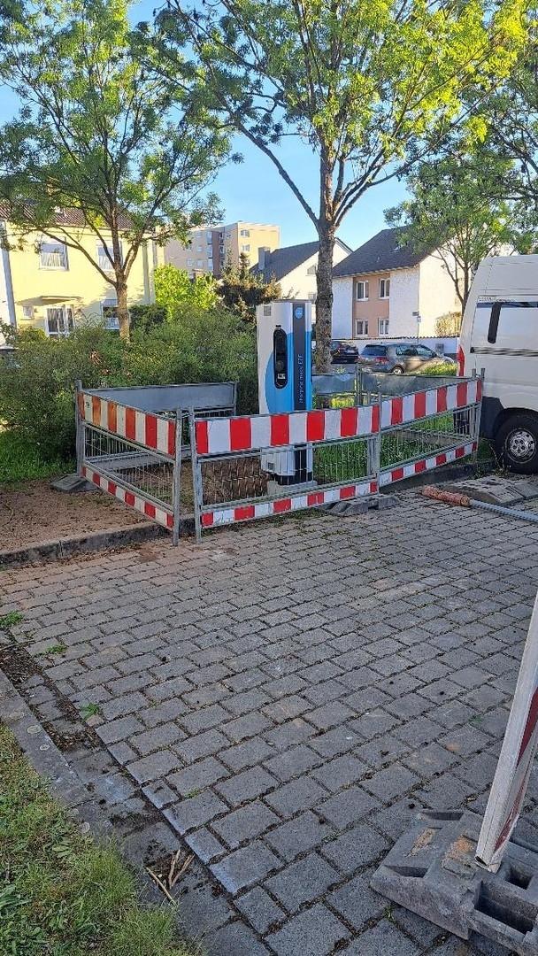 E-Ladesäule gegenüber