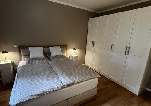 Schlafzimmer mit Boxspringbett