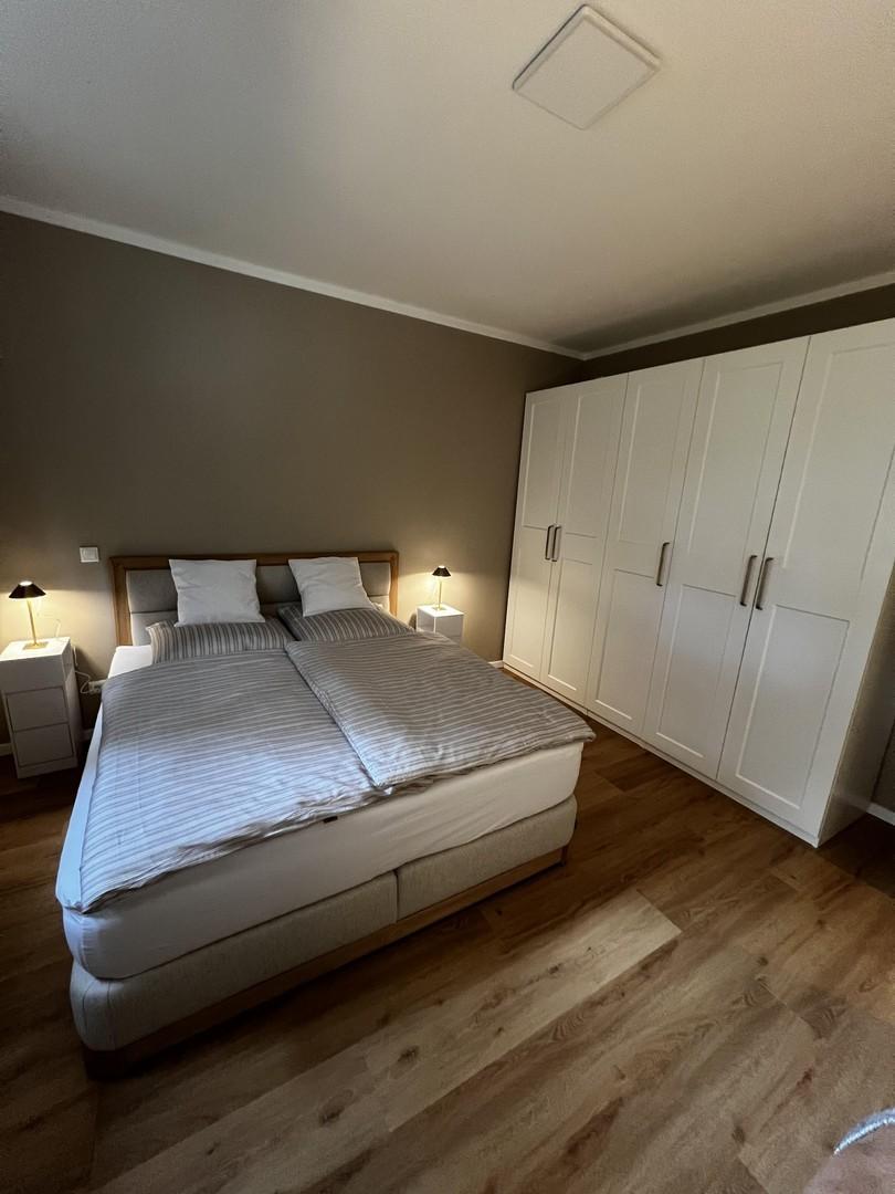 Schlafzimmer mit Boxspringbett