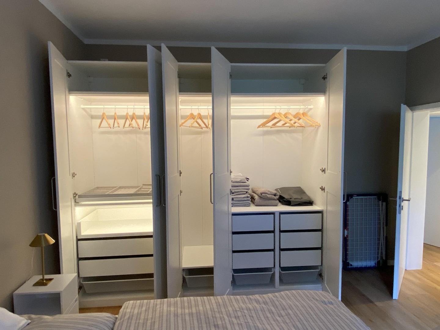 2,5 m Schrank, beleuchtet