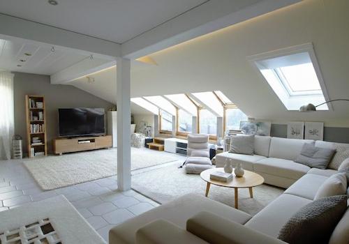 Wohnzimmer mit Dachbalkon