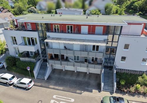 Ansicht und Zugang zum Gebäude