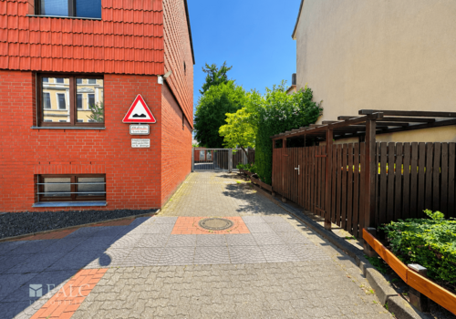Zufahrt zum Stellplatz mit elektrischem Tor