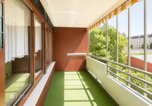 Balkon mit Sonnenschutz (eingerollt)