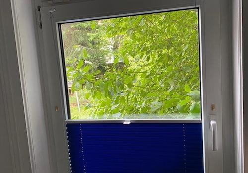 Plissee am Schlafzimmerfenster