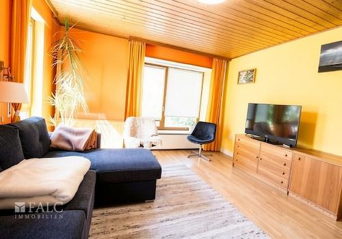 Helles Wohnzimmer mit Sitzfenster