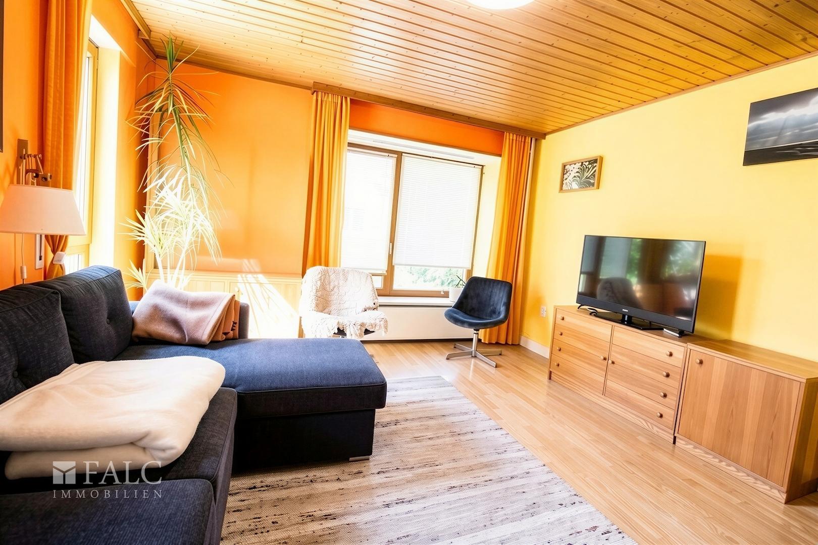 Helles Wohnzimmer mit Sitzfenster