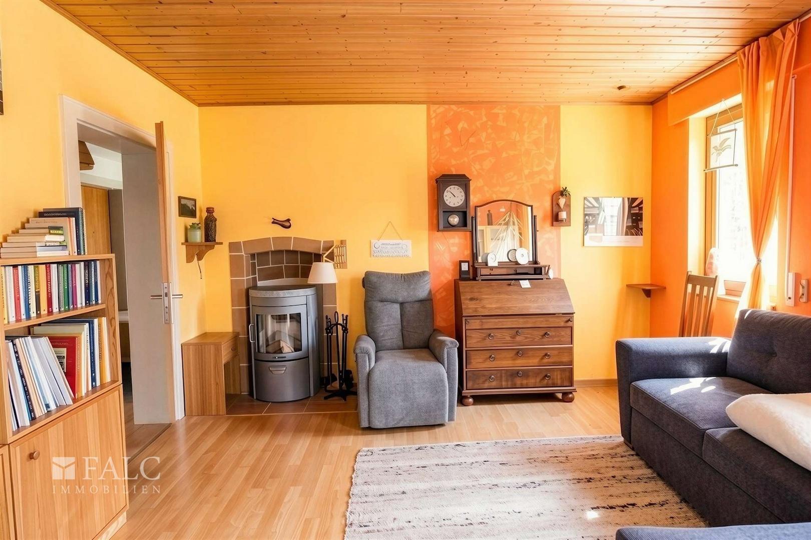 Wohnzimmer mit Holzkamin