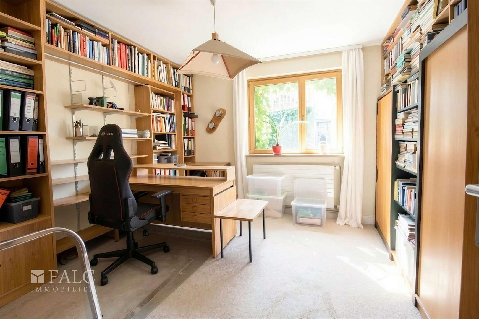 Arbeitszimmer oder Schlafzimmer im Erdgeschoss