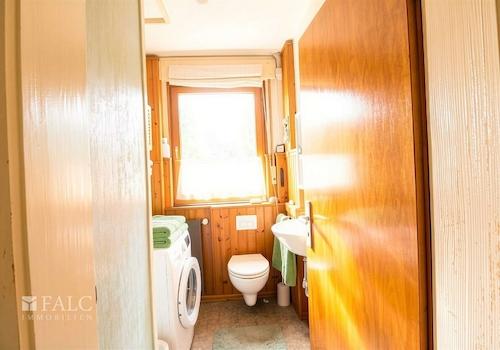 Gäste-WC mit Dusche und Waschmaschinenplatz