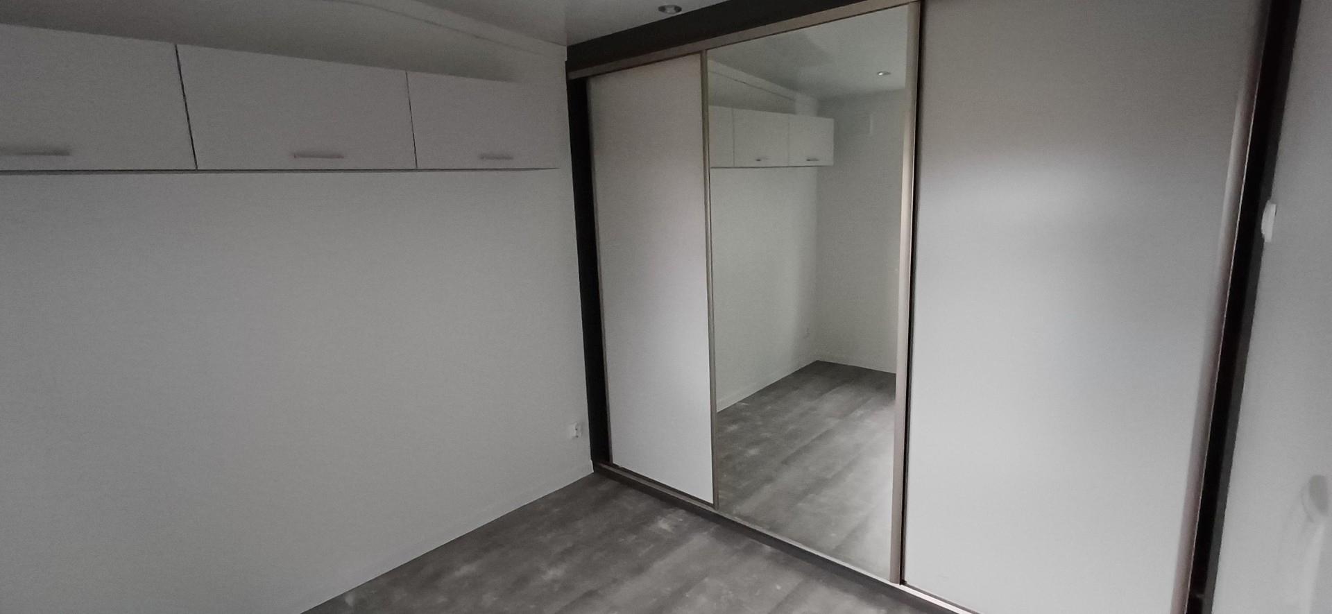 Schlafzimmer Hängeschrank