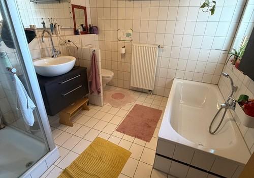 Badezimmer mit Dusche u. Wanne