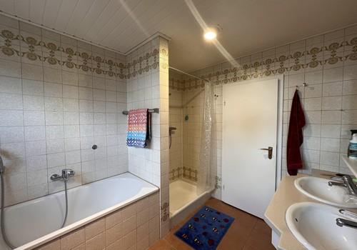 Bad mit Dusche und Badewanne