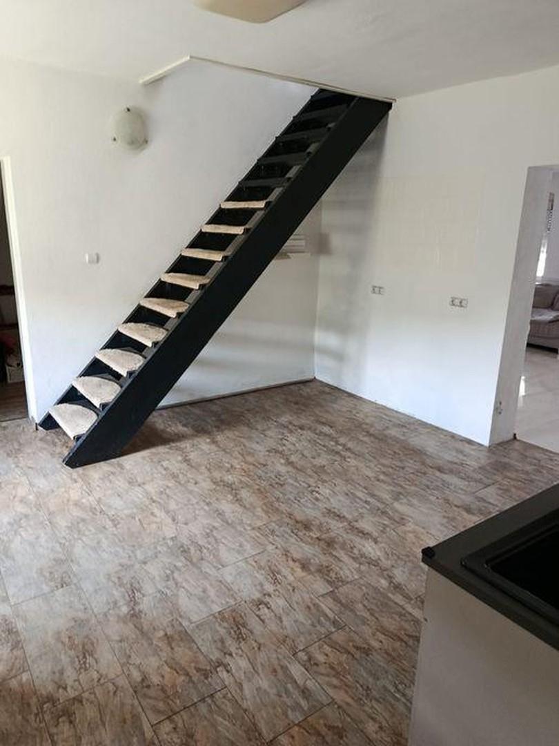 Küche mit Treppe nach oben