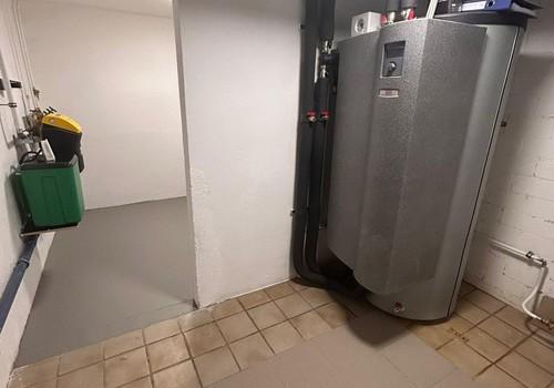 Heizraum mit Wärmepumpe