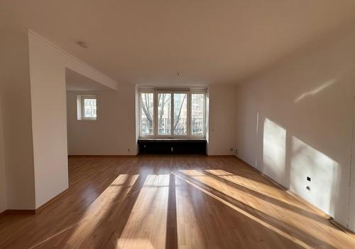 geräumiges Wohnzimmer