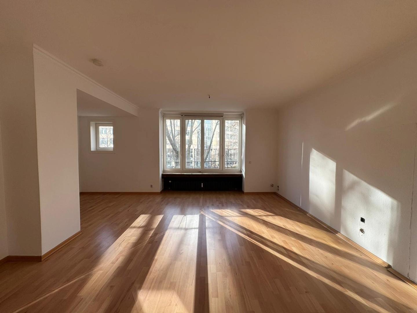 geräumiges Wohnzimmer