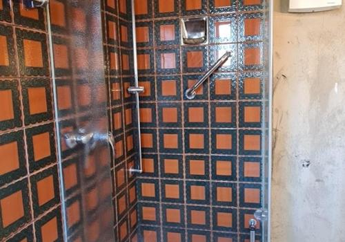 Dusche in Badezimmer 2