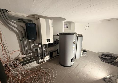 Wärmepumpe im Kellerraum