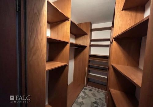 Begehbarer Kleiderschrank - (KI generiert)