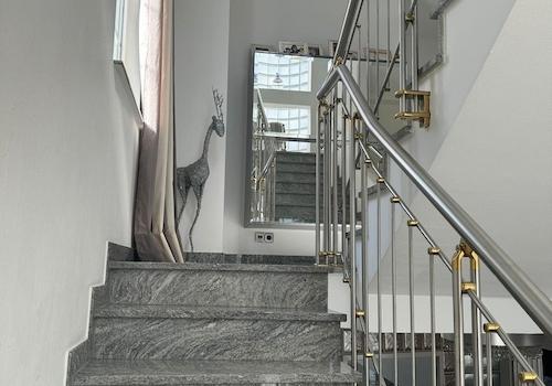 TREPPENHAUS 1 OG
