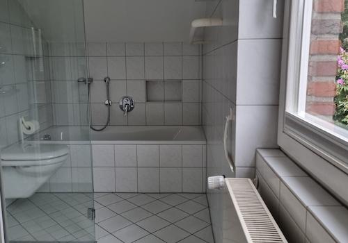 Bad 1 mit Wanne und Dusche