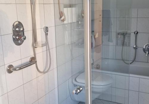 Bad 1 mit Wanne und Dusche