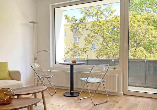 Wohnzimmer mit Balkon
