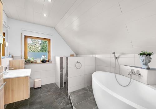DG - Badezimmer Wanne & WC