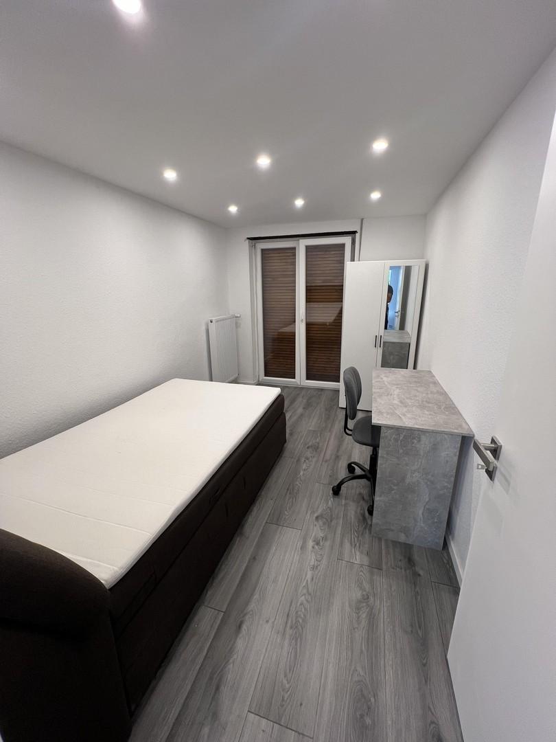 Größeres Zimmer mit Balkon
