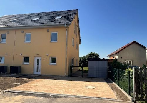 Eingang mit 2 Stellplätzen