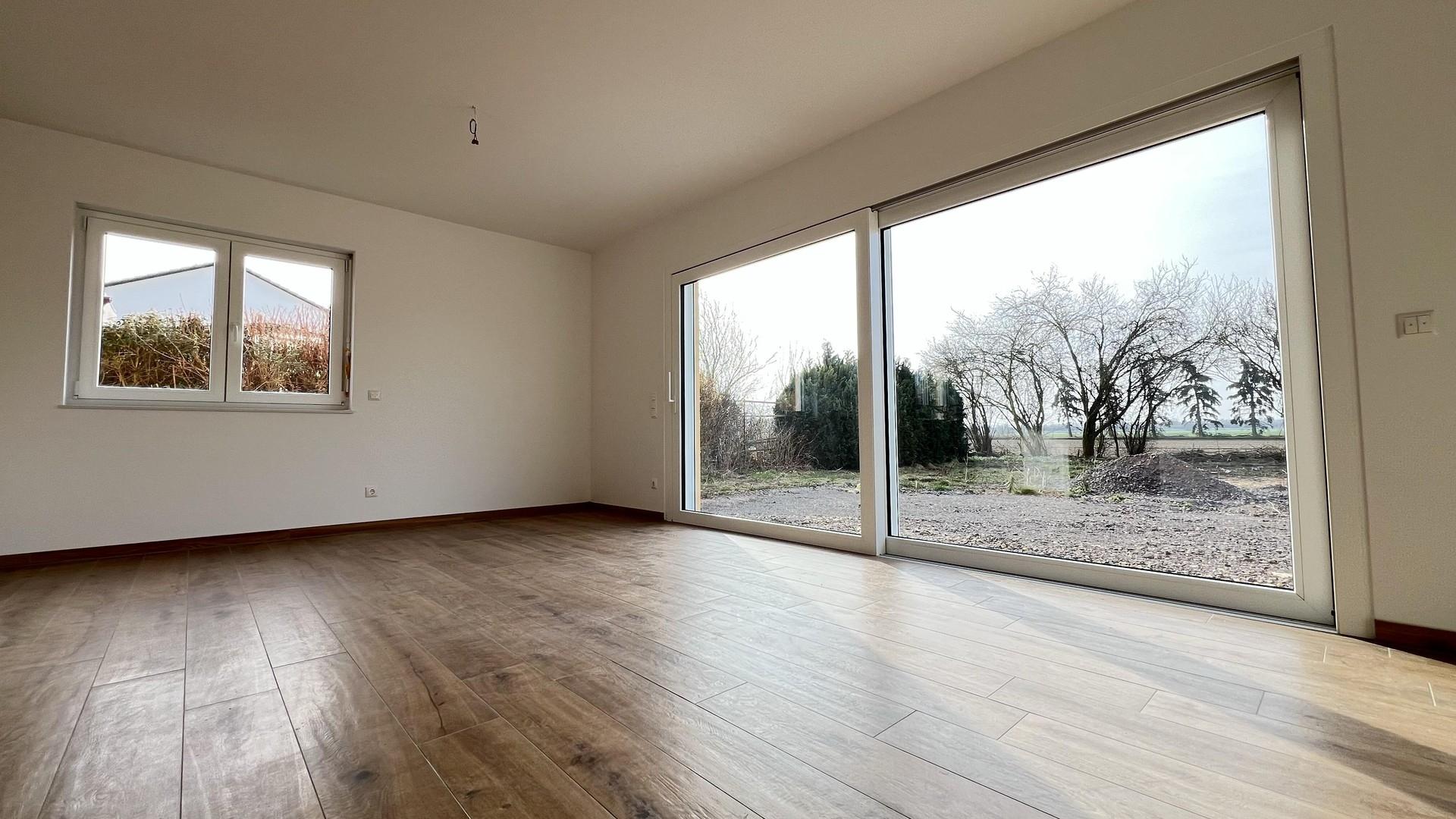 Wohnzimmer mit Gartenblick