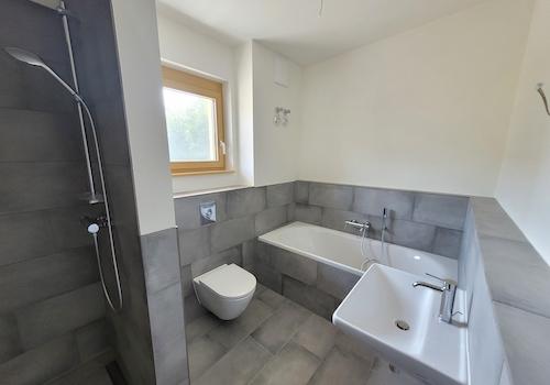 Bad mit Wanne und Dusche