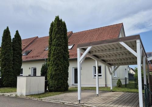 Carport und KFZ-Stellplatz