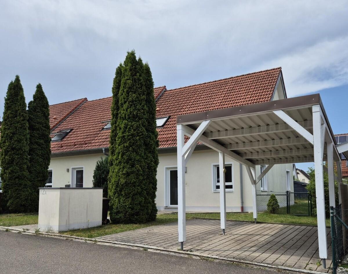 Carport und KFZ-Stellplatz